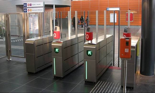 Σεισμός στην Αθήνα: Στο μετρό άνοιξαν τις μπάρες για να βγει ο κόσμος