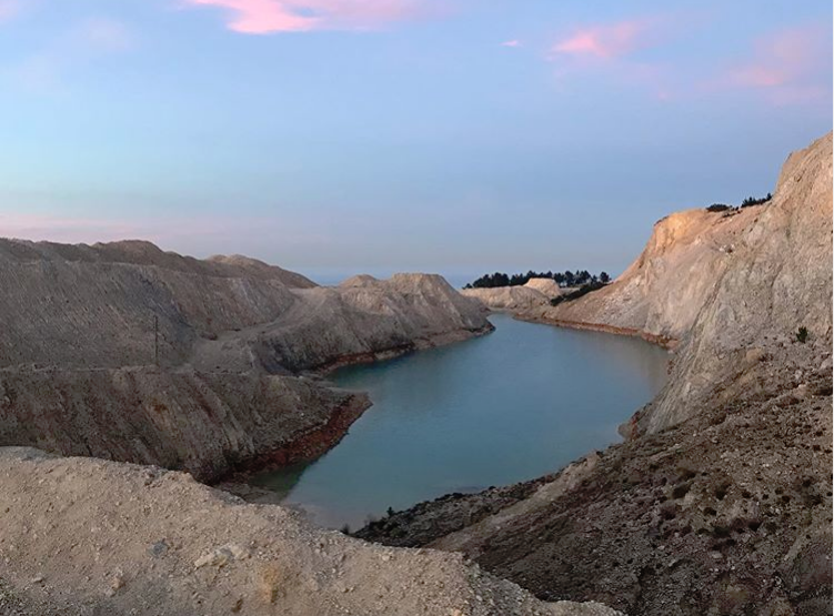 Ισπανία: Στο νοσοκομείο για μία πόζα σε γαλαζοπράσινη, αλλά τοξική λίμνη