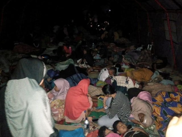 Ινδονησία: Ένας νεκρός και εκατοντάδες κατεστραμμένα σπίτια από τον ισχυρό σεισμό