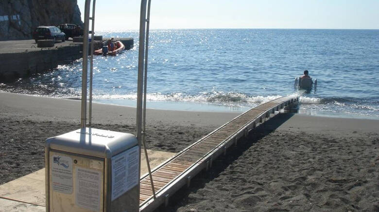 Απίστευτο: Εδεσε το σκάφος του σε ράμπα πρόσβασης ΑμεΑ