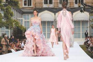 Από το ιστορικό κέντρο στην Πόλη του Φωτός