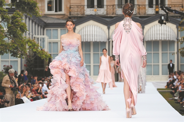 Από το ιστορικό κέντρο στην Πόλη του Φωτός