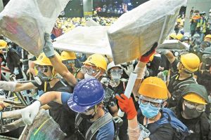 Οι διαδηλωτές μπήκαν μέσα στο Κοινοβούλιο