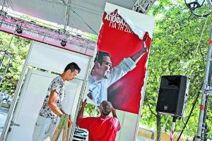 Ακροβατεί μεταξύ «υπεύθυνης» και «δυναμικής» αντιπολίτευσης