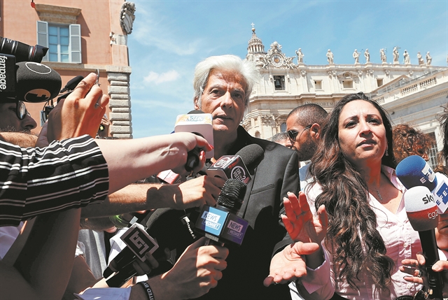 «Παπικό» φωςστο μυστήριοτης Εμανουέλας