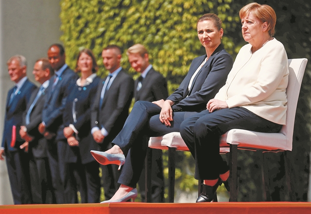 Κάθισε για να μην τρέμει η Μέρκελ