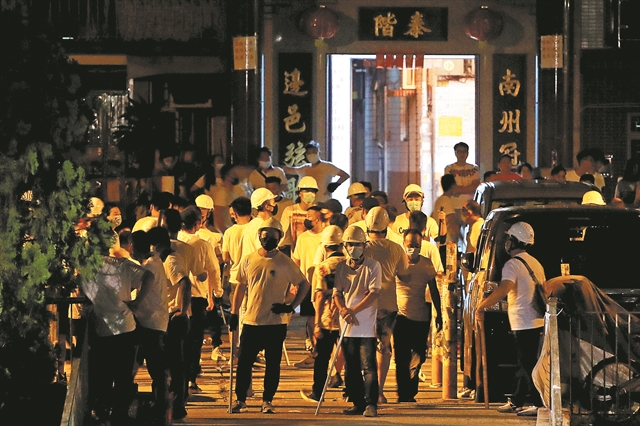 Οι Λευκές Μπλούζεςανοίγουν νέα μέτωπα