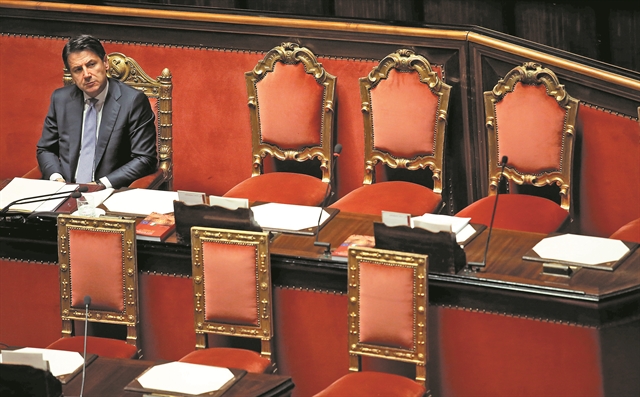 Κρύφτηκε πίσω από τον Κόντε ο Σαλβίνι