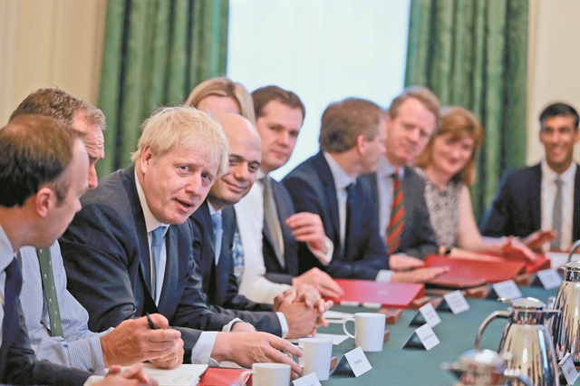 Προετοιμάζεται για έξοδο χωρίς συμφωνία