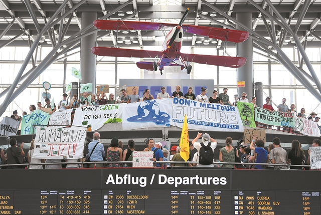 Λιγότερες πτήσεις για να σωθεί το κλίμα