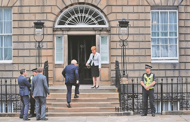 Στη Σκωτία έφυγε από την πίσω πόρτα…