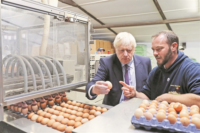 Ακινητοποιημένοι στην πόρτα της εξόδου