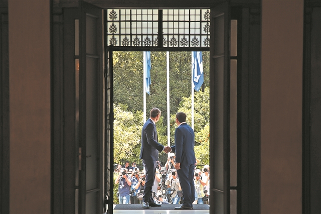 «Τι τα θέλαμε τα μέγαρα; Ούτε κοτέτσι δεν μπορείς να βάλεις…»