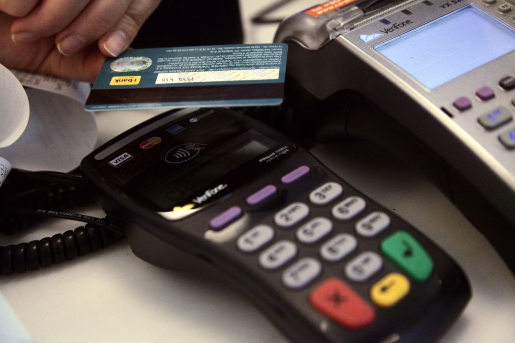 Έρχονται αυστηρότεροι κανόνες για ηλεκτρονικές πληρωμές