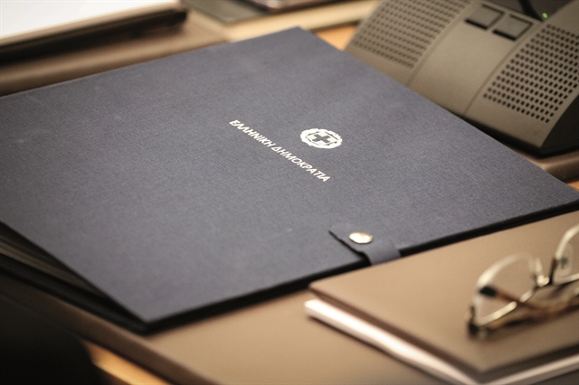 Υπουργοί στην αφετηρία με νέους μπλε φακέλους