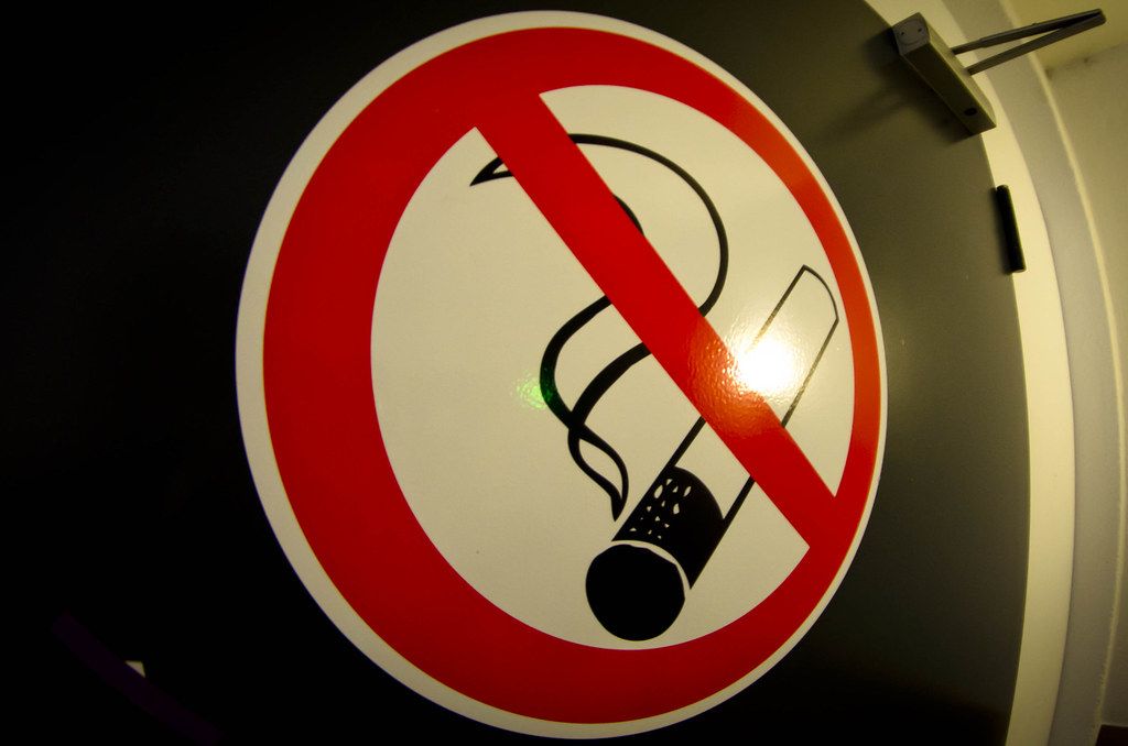 Αντικαπνιστικός νόμος: Αρνητική πρωτιά για το Δημόσιο – Τσιγάρο ακόμα και στα νοσοκομεία