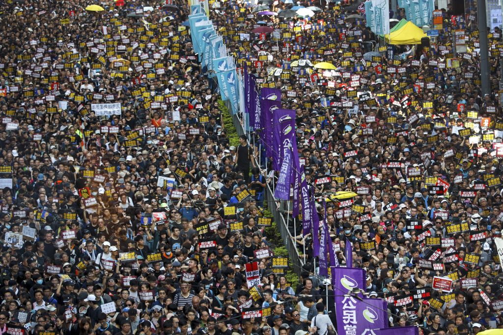 Χονγκ Κονγκ: Χιλιάδες διαδηλωτές στους δρόμους