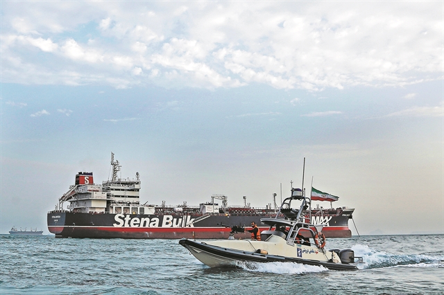 Η κρίση των τάνκερ περιμένει στο… κατώφλι τον Τζόνσον