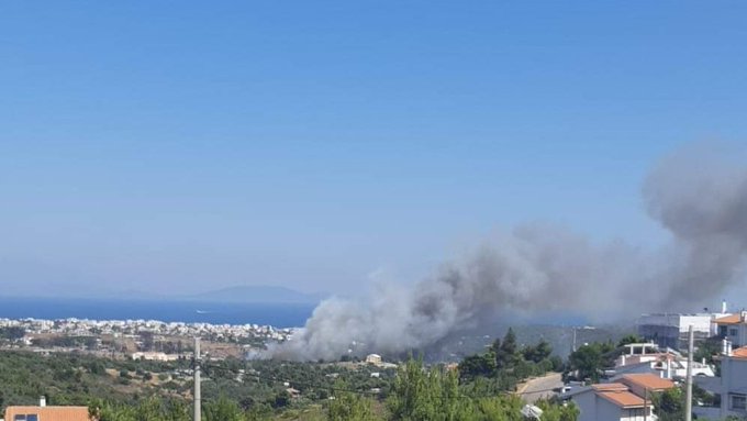 Φωτιά στη Ραφήνα: Οι πρώτες εικόνες