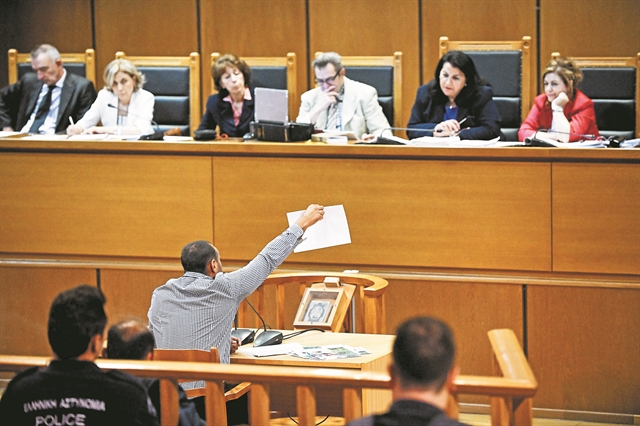 Τα τηλέφωνα στον Λαγό και τα «καραγκιοζιλίκια»