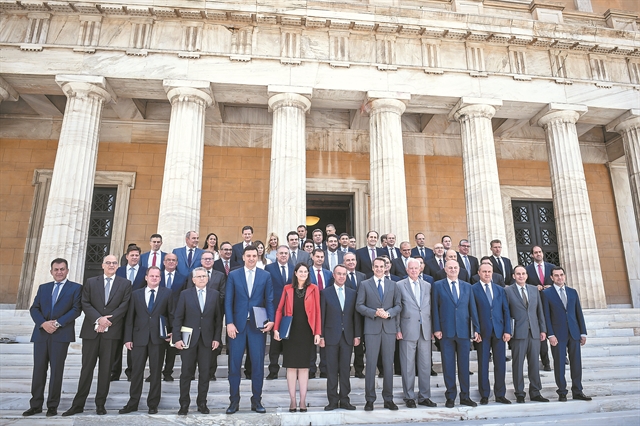 Γραβάτες, ορφανό νερό κι ένα κόκκινο σακάκι