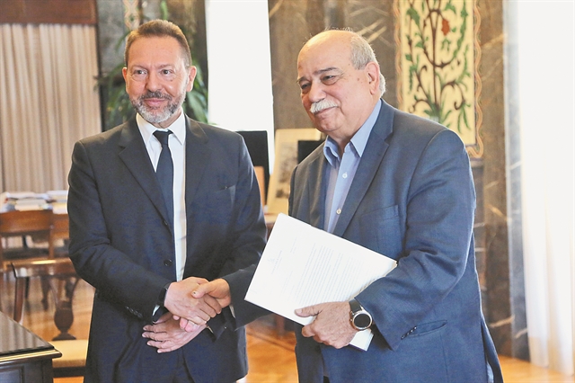 Σκληρές αλήθειες και καμπανάκια Στουρνάρα