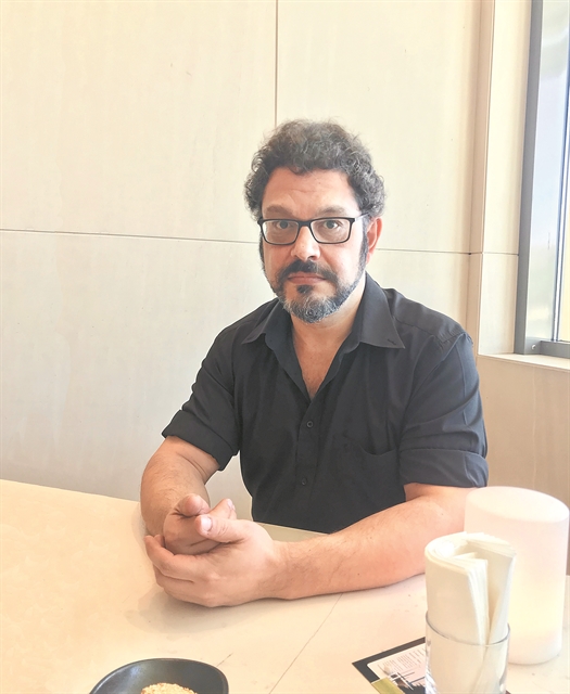 «Οι σκηνές βίας μας αποκτηνώνουν»