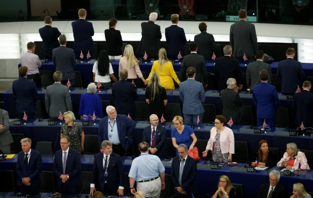 Οι «ευρωβουλευτές» του Brexit γύρισαν την πλάτη τους στον ευρωπαϊκό ύμνο