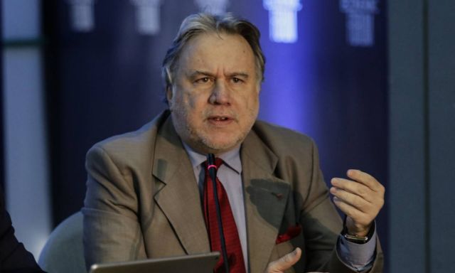 Κατρούγκαλος: Μου έχουν απαγορεύσει στο σπίτι να τραγουδάω δυνατά