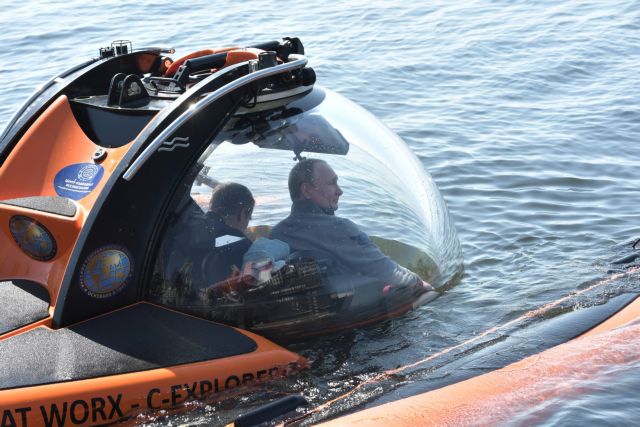 Κατάδυση – φόρος τιμής σε κουφάρι υποβρυχίου του Β’ Παγκοσμίου από τον Πούτιν