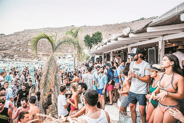 Εφοριακοί με μαγιό