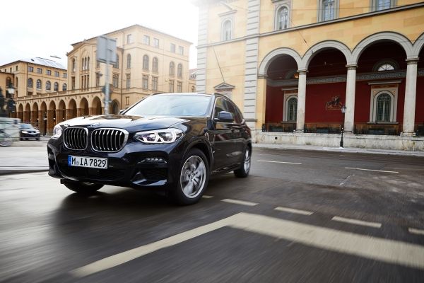 BMW: Ερχονται τα έξυπνα plug – in υβριδικά που θα κυκλοφορούν χωρίς περιορισμούς στα αστικά κέντρα