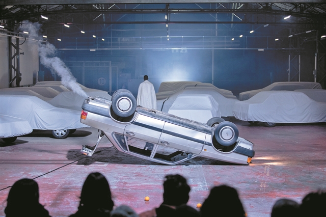 5 ηθοποιοί, 80 θεατές, 30 αυτοκίνητα