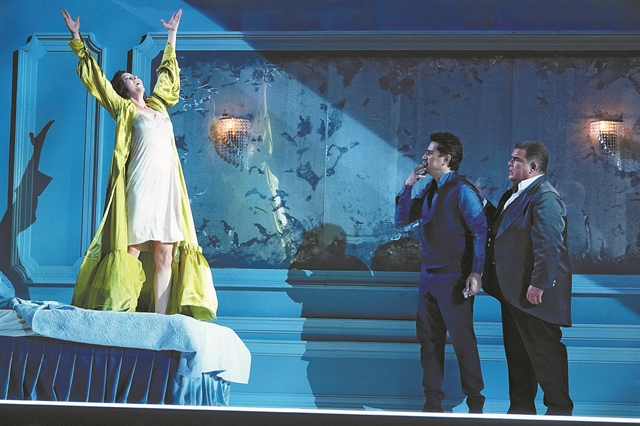 Η «Τραβιάτα» στο λαμπερό πάρτι