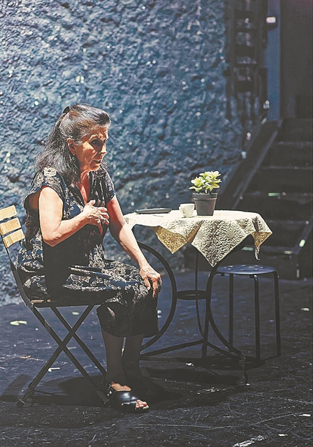 Αδημοσίευτος Μάνος Ελευθερίου στη σκηνή