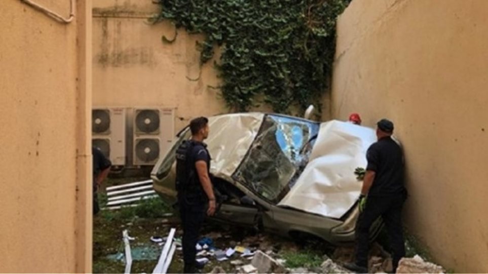 Ηλικιωμένος προσγείωσε το αυτοκίνητό του σε ακάλυπτο πολυκατοικίας