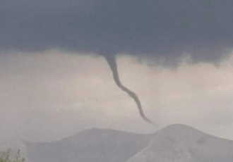 Σαν έργο τέχνης: Η στιγμή που ανεμοστρόβιλος περνά πάνω από τα βουνά της Ξάνθης