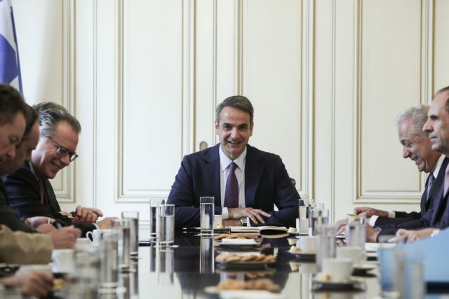 Mitsotakis, Avramopoulos discuss migration, six government priorities