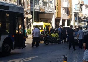 Συμπλοκές με τραυματίες στην Ερμού: Ρομά έβγαλαν μαχαίρια και τσεκούρια