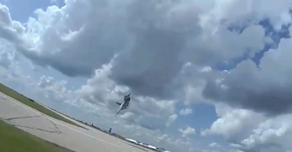 Εντυπωσιακό βίντεο: F-16 πετάει ελάχιστα μέτρα από το έδαφος