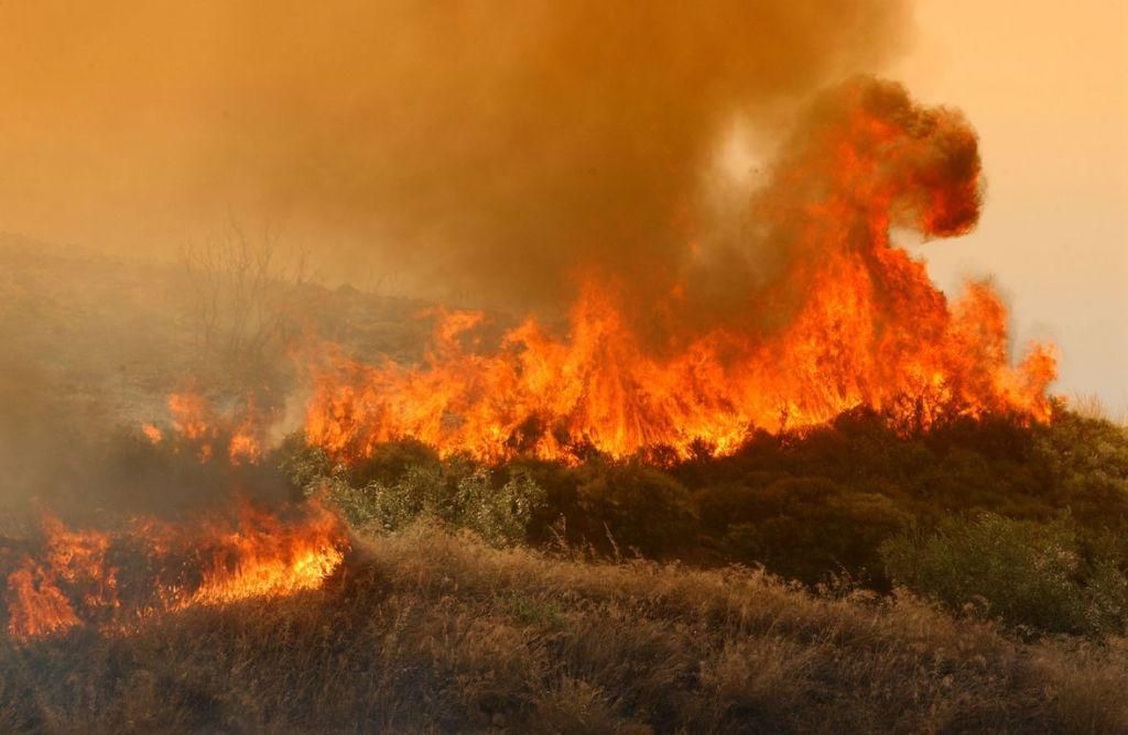 Συναγερμός στην Πυροσβεστική: Απειλούνται σπίτια στα Μέγαρα– Μέτωπα σε Μυτιλήνη, Ιωάννινα και Κιθαιρώνα