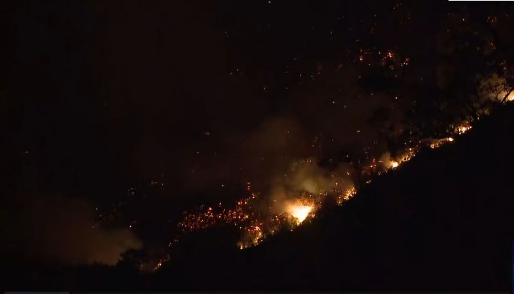 Νύχτα αγωνίας στην Εύβοια : Μάχη με τη μεγάλη φωτιά