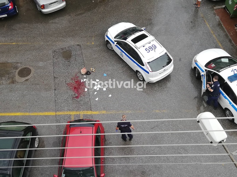 Τρόμος στη Θεσσαλονίκη : Χτύπησε γυναίκα με τσεκούρι στη μέση του δρόμου
