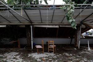 Συγκλονιστικό βίντεο από τη Χαλκιδική: Εστιατόριο στο έλεος της θεομηνίας