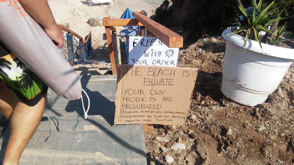 Ιδιοκτήτης beach bar βάφτισε με τη βοήθεια ενός χαρτονιού «ιδιωτική» παραλία στη Χαλκιδική