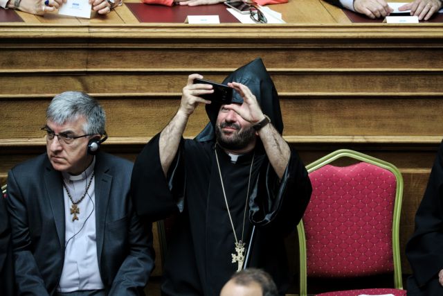 Ιερέας βγάζει φωτογραφίες με το smartphone στη Βουλή και γίνεται viral