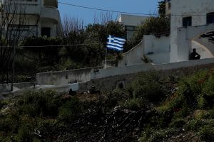 Οικόπεδο – ναρκοπέδιο στο Μάτι: «Μια σπίθα και τελειώσαμε»