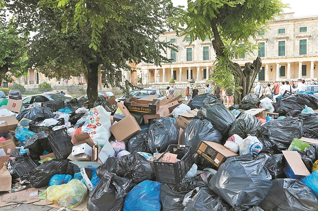 Η Κέρκυρα πνίγεται στα σκουπίδια