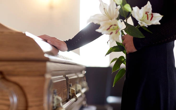 Πλακώθηκαν στο ξύλο πάνω από το φέρετρο – Σκηνές απείρου κάλλους