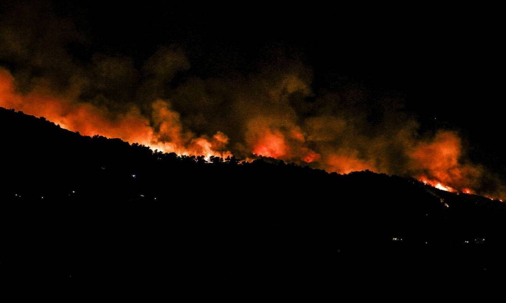 Φωτιά στον Κιθαιρώνα: Δύσκολη νύχτα – Ενισχύθηκαν οι πυροσβεστικές δυνάμεις